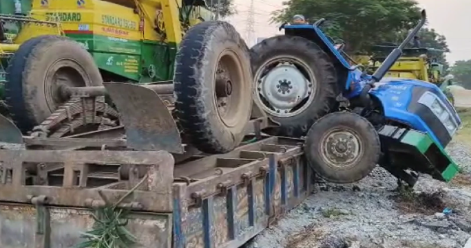 మృత్యు పాశమైన వడ్ల లోడ్..అదుపుతప్పి బోల్తా పడ్డ ట్రాక్టర్